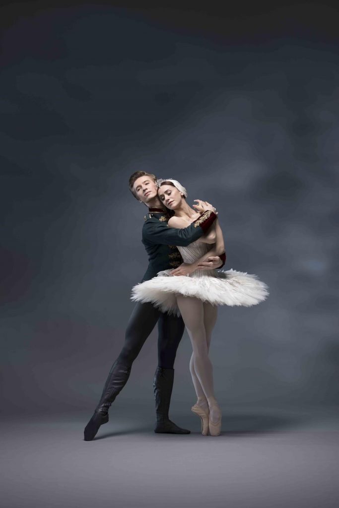 El Teatro Real cierra su temporada de danza con «El lago de los cisnes» del Royal Ballet